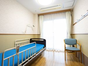 明るい個室の居室  