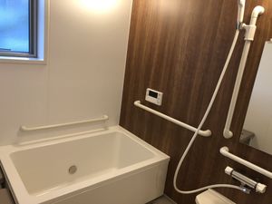 手すり付き浴室  