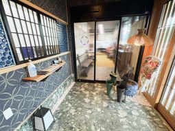 落ち着いた内観のエントランス  