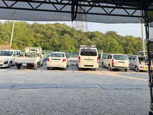 送迎車が並ぶ外観  