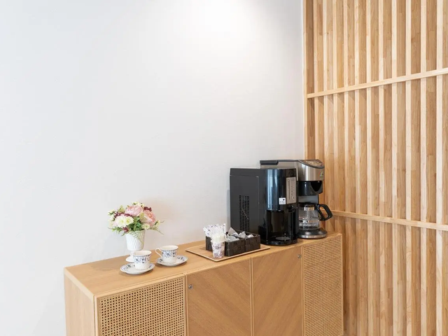 コーヒースペース ラウンジ ナチュラルな木目調の壁が心地よいコーヒーコーナーです。ほっと一息つける空間が広がっています。