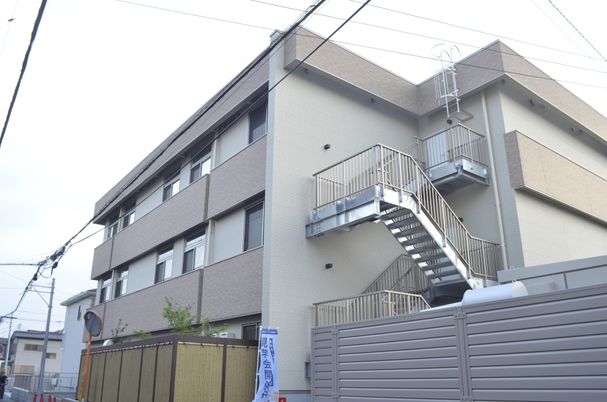 三階建ての外観