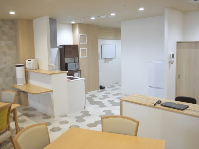 明るい共有スペース リビング 自然光がたっぷり入る広々とした空間です。居心地の良い環境でリラックスできます。