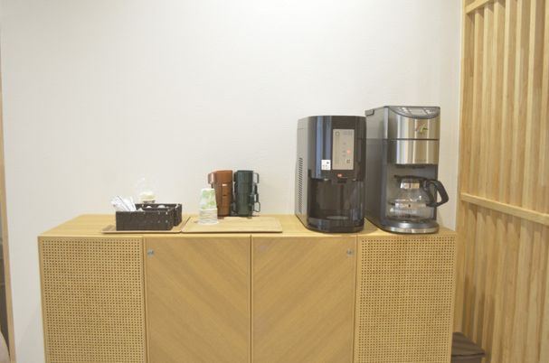 コーヒーメーカーのテーブル