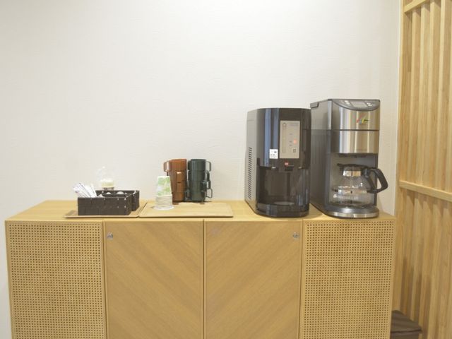 コーヒーメーカーのテーブル 休憩室 使いやすいコーヒーメーカーが備え付けられていて、スタッフのリフレッシュに最適です。