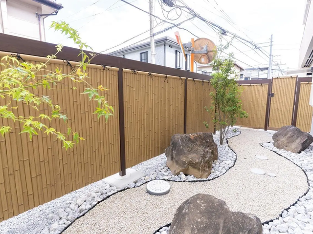 庭の風景 庭 穏やかな庭の風景で、心安らぐひとときを過ごせます。石や植栽が自然の美を引き立てています。