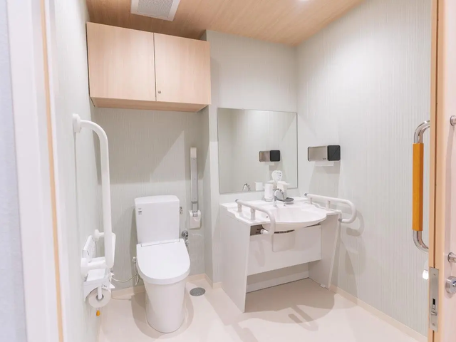 清潔な洗面台とトイレ トイレ 清潔でシンプルなトイレと洗面台が備わり、使いやすく整えられた空間です。