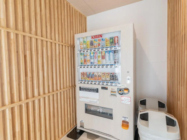 飲み物の自動販売機 廊下 木の温もりを感じる空間に自動販売機が設置されています。リラックスしたひと時をお楽しみください。