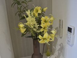 花瓶と壁際