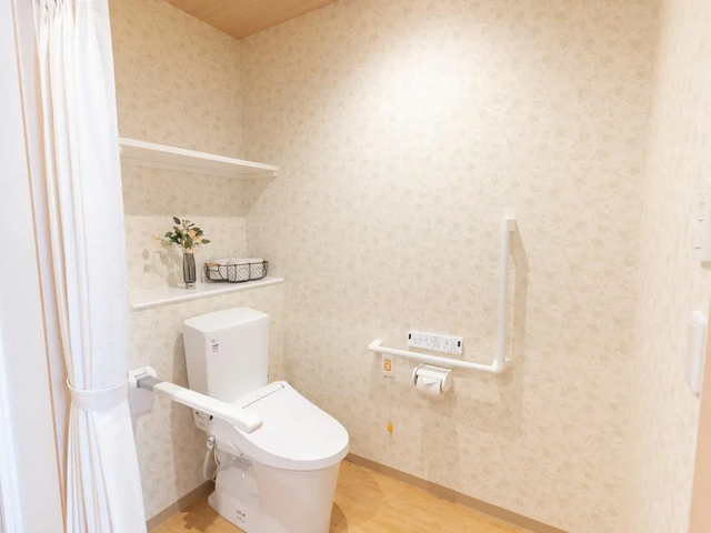 広々としたトイレ空間 トイレ 清潔で機能的なトイレは、手すりが設置され安全に配慮されています。落ち着ける空間です。