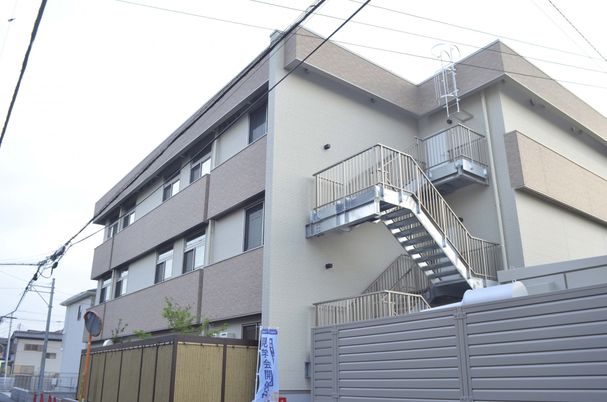 外階段のある建物外観