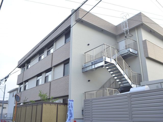 外階段のある建物外観 外観 外階段が設置された居住施設の外観です。日常的に安全な避難が確保されています。