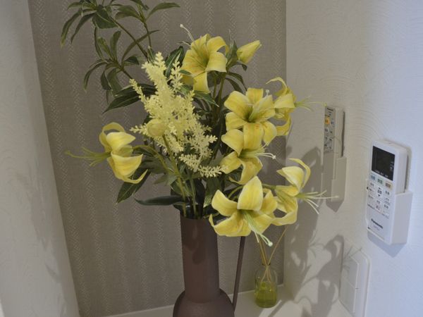 壁際の花の飾り