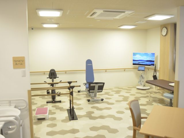 機能訓練設備の室内 機能訓練室 広々とした明るい空間で、最新の設備を使いながら快適にトレーニングができます。