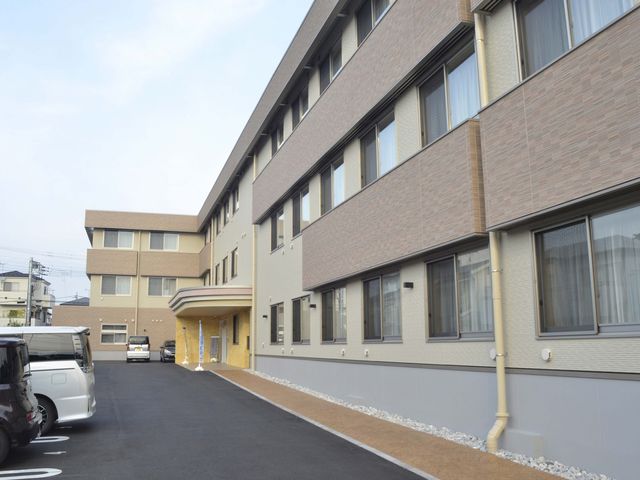 高層建物の外観 外観 広い駐車スペースが完備された建物です。仕事後のアクセスも快適です。