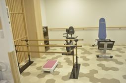 訓練用器具が並ぶ部屋