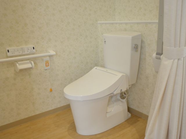 手すり付きの清潔なトイレ トイレ 手すりが設置された安心のトイレです。清潔感があり、使いやすさに配慮されています。