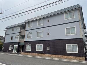 落ち着いた外観の建物