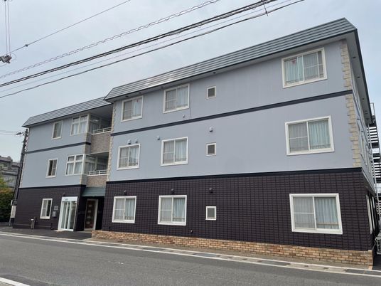 落ち着いた外観の建物