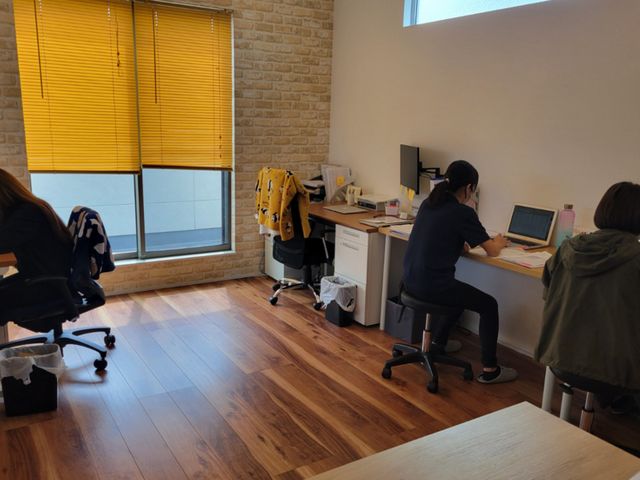スタッフが働く部屋 スタッフイメージ 自然光の入る快適な作業環境で、スタッフが安心して働けます。