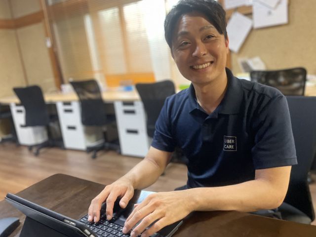 笑顔で働くスタッフの様子 スタッフイメージ 暖かい雰囲気の中で、スタッフが快適に仕事をしています。リラックスした職場環境です。