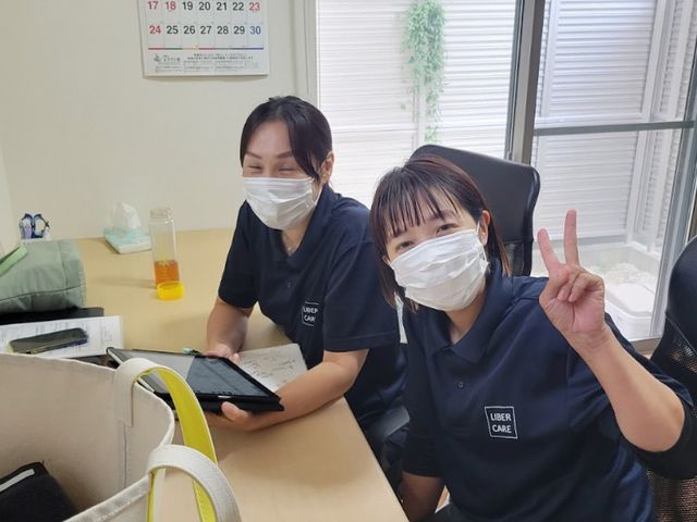 リビングでの様子 スタッフイメージ 笑顔のスタッフが親しみやすい雰囲気でお仕事をしています。和やかでチームワークが感じられる空間です。