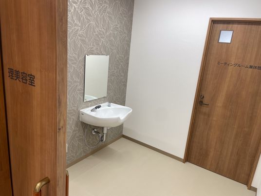 洗面台とドアが並ぶ廊下