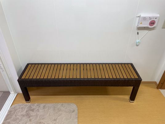 木製ベンチの配置