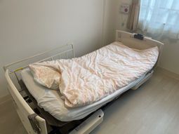 ベッドが置かれた居室