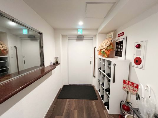 花が飾られた廊下