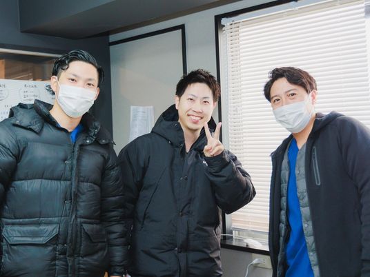 笑顔のスタッフ3人の内観  