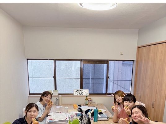 談笑する女性がいる休憩室  