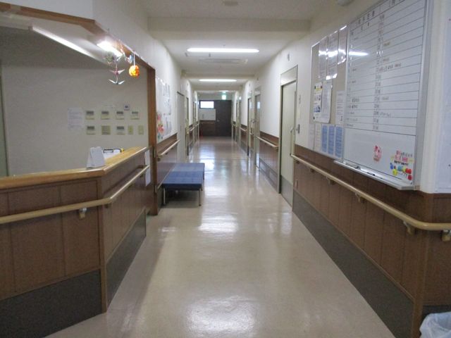 手入れされた廊下 廊下 手厚いケアを重視する環境の中で、働くやりがいとプロとしての成長を実感できます。