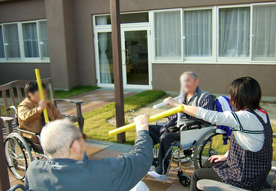 中庭で運動する人々