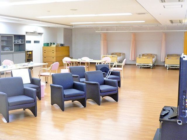 広い多目的室 多目的室   ゆとりのある多目的室で、椅子やベッドが配置されています。明るい空間で、落ち着いて過ごしやすそうです。