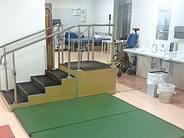 軽い運動設備の部屋 機能訓練室 階段や手すりを備えた訓練室で、安全にリハビリを行えます。各種設備が整っており、使いやすさが魅力です。
