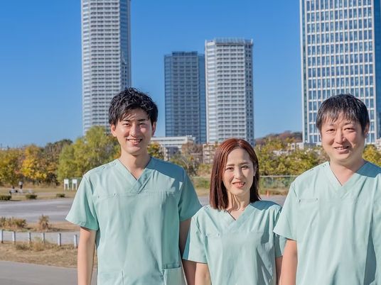 屋外で並ぶスタッフ  