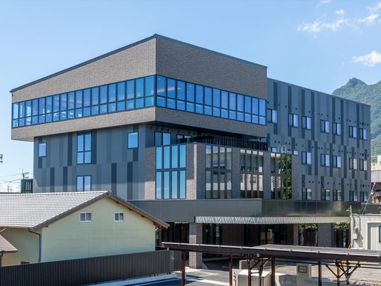 モダンな外観の建物  