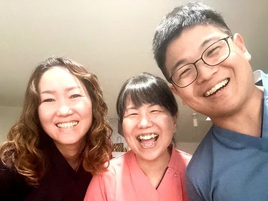 笑顔のスタッフ3人の内観  