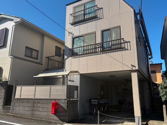 住宅街の建物外観  