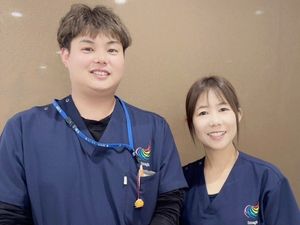 笑顔のスタッフ2人の様子  