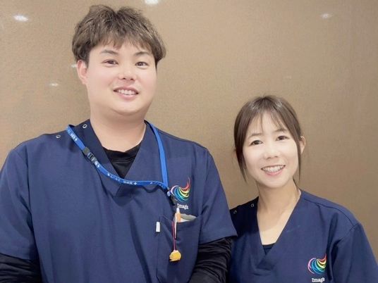 笑顔のスタッフ2人の様子  