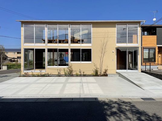 明るい建物の外観  