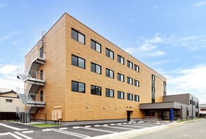 落ち着いた外観の建物