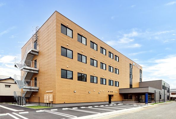 落ち着いた外観の建物