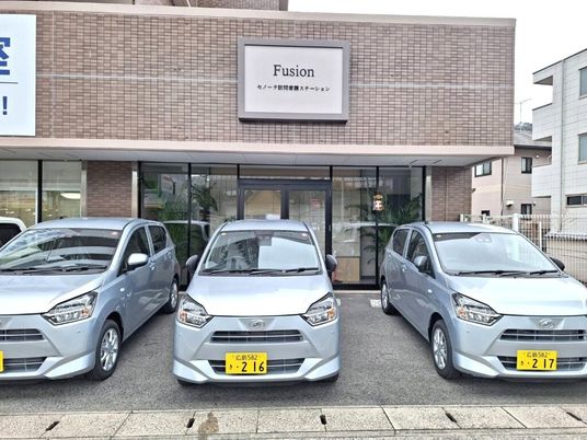 施設外観と車3台  