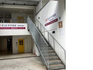 外階段のある建物外観  