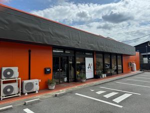 明るい外観の建物前  