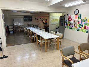 明るい食堂の様子  