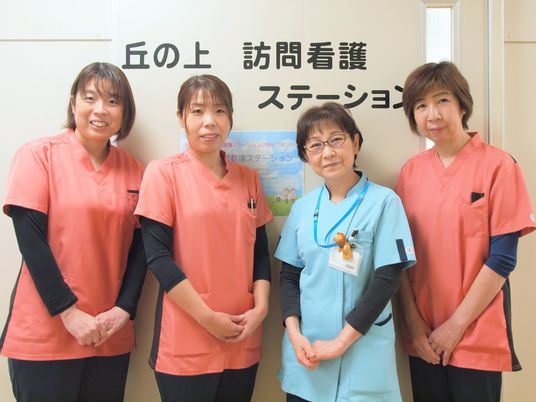 看護スタッフが並ぶスタッフイメージ  